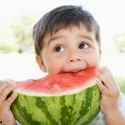 小孩吃瓜头像女,小男孩化身可爱女生吃瓜瞬间