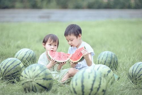 娃娃路边吃瓜,夏日休闲时光