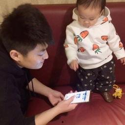 小胖娃吃大瓜视频,萌态百出引网友爆笑