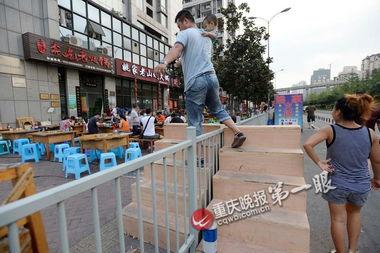 教室和护栏吃瓜,校园生活趣事一瞥