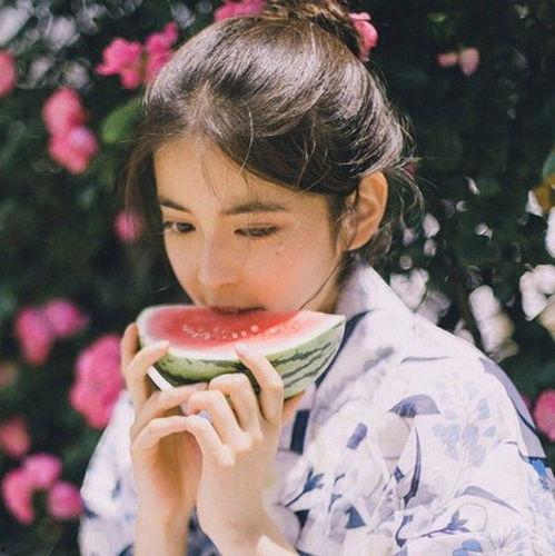 吃瓜喝酒少女图片,少女时光的甜蜜回忆